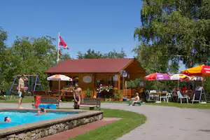 Terrassen Camping Traisen - Restaurant mit Terrasse, Pool und Spielplatz auf dem Campingplatz