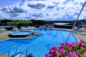 Terrassen Camping - Pool mit Liegestühlen und Sonnenschirmen auf dem Campingplatz