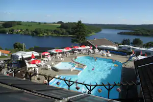 Terrassen Camping - Pool mit Liegestühlen und Sonnenschirmen auf dem Campingplatz