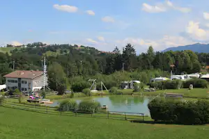 Terrassencamping am Richterbichl - Campingplatz Außenbereich mit Blick auf den See