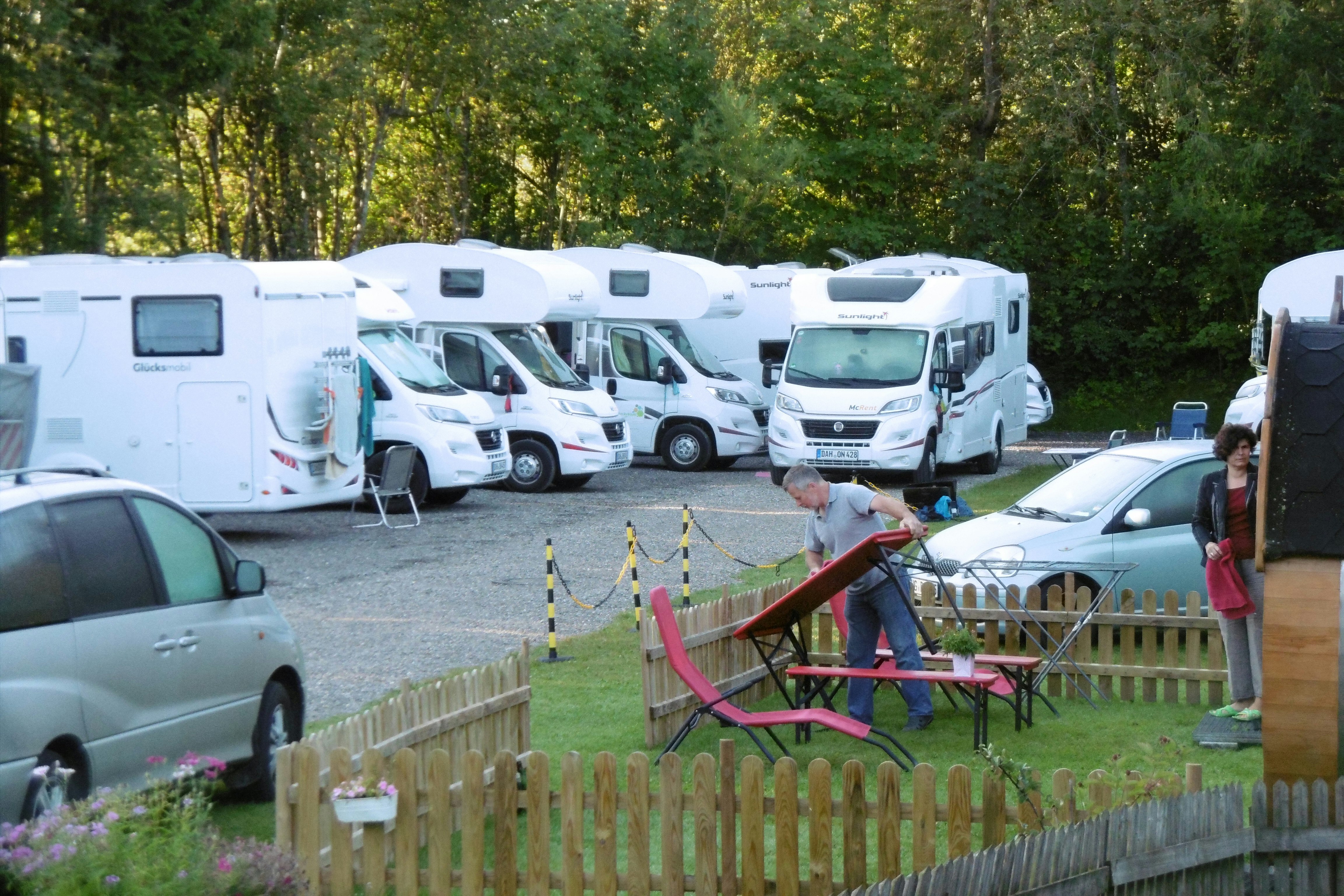 Terrassencamping am Richterbichl - Gästepaar vor ihrem Mobilheim