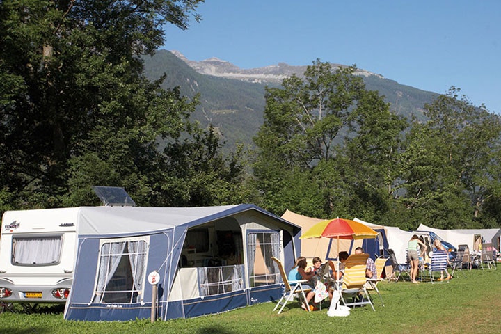 Terrassencamping Maltatal -  Wohnwagen- und Zeltstellplatz mit sitzenden Familien vor den Wohnwägen