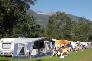 Terrassencamping Maltatal - Wohnwagen- und Zeltstellplatz mit sitzenden Familien vor den Wohnwägen
