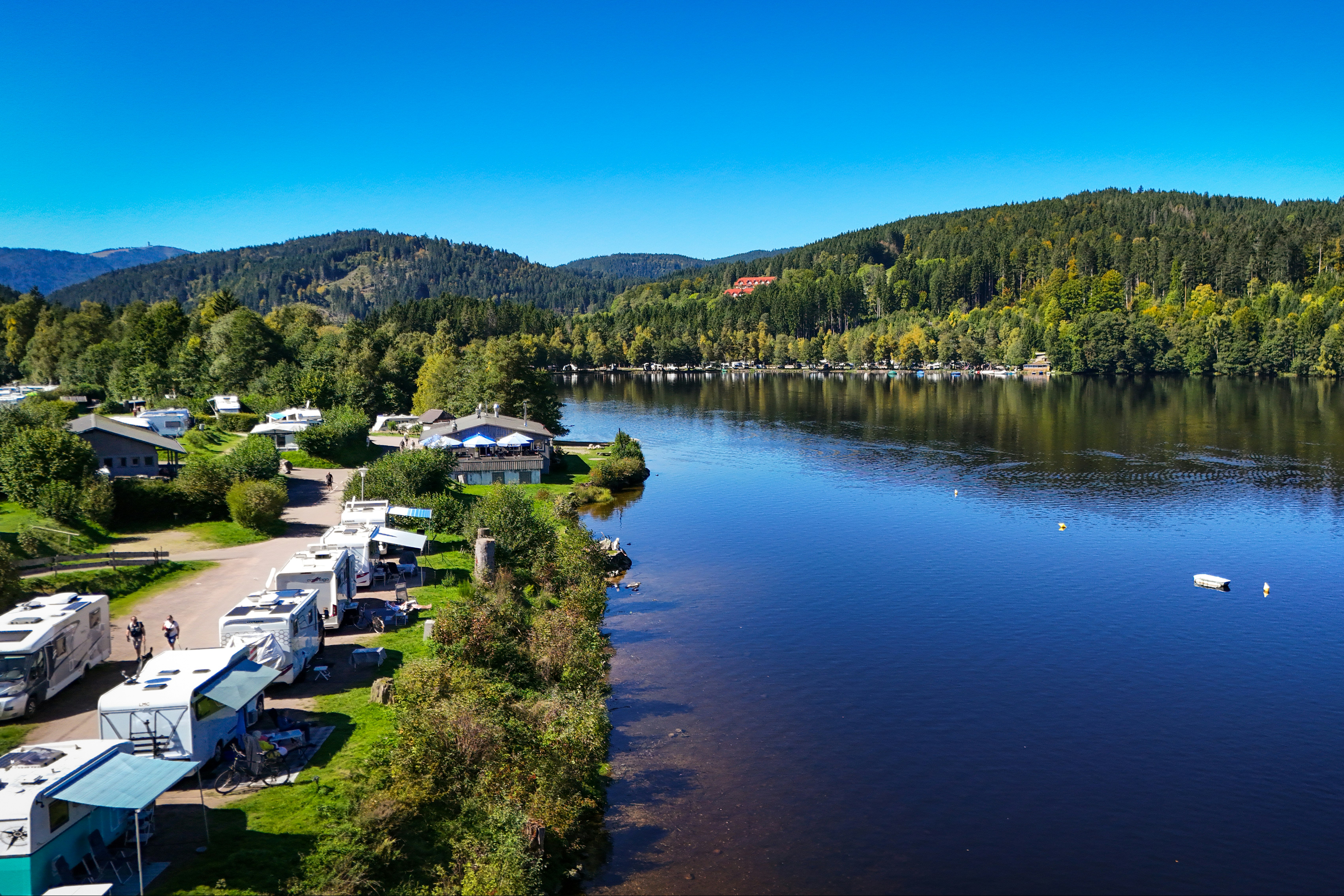 Terrassencamping Sandbank  - Luftaufnahme des Campingplatzes und des Sees