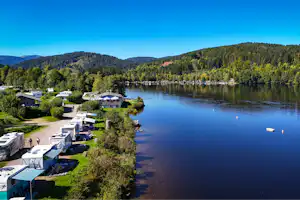 Terrassencamping Sandbank - Luftaufnahme des Campingplatzes und des Sees