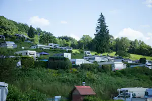 Terrassencamping Schlierbach - Campingplatz Außenbereich mit Blick auf die Terrassenstellplätze
