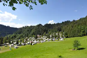 Terrassencamping Schloßberg Itter - Übersicht auf das gesamte Campingplatz Gelände