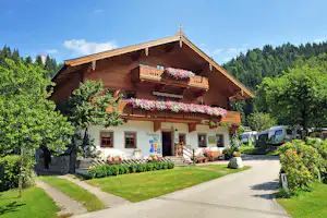 Terrassencamping Schloßberg Itter - Hauptgebäude im Grünen auf dem Campingplatz