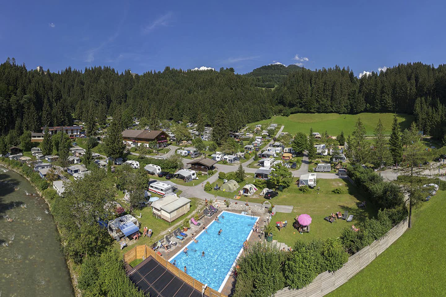 Terrassencamping Schloßberg Itter - Vogelperspektive mit Pool und Wald