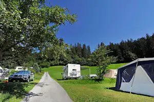 Terrassencamping Schloßberg Itter - Wohnmobil- und Wohnwagenstellplätze im Grünen umringt von Wald