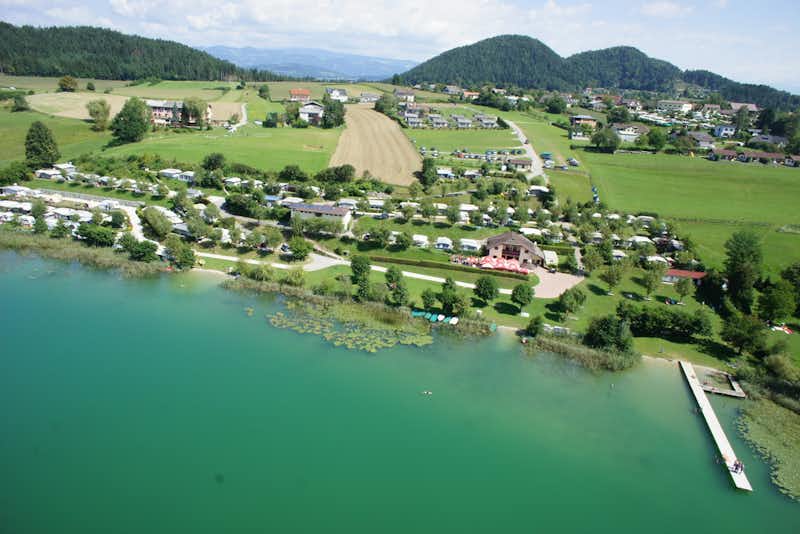 Terrassencamping Turnersee  - Luftaufnahme vom Campinggelände mit Badestrand und Steg