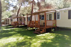 Thalatta Kalamitsi Village - Mobilheime mit überdachten Veranden auf dem Campingplatz
