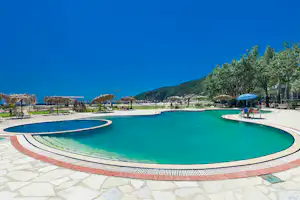Thalatta Kalamitsi Village - Poolbereich auf dem Campingplatz mit Liegestühlen und Sonnenschirmen