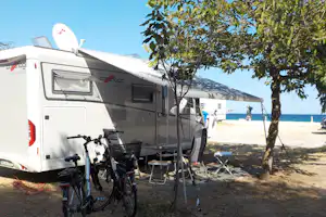 Thalatta Kalamitsi Village - Wohnmobil mit Markise auf dem Campingplatz