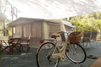 Thalatta Kalamitsi Village - Wohnwagen mit Vorzelt und Sitzgelegenheiten davor