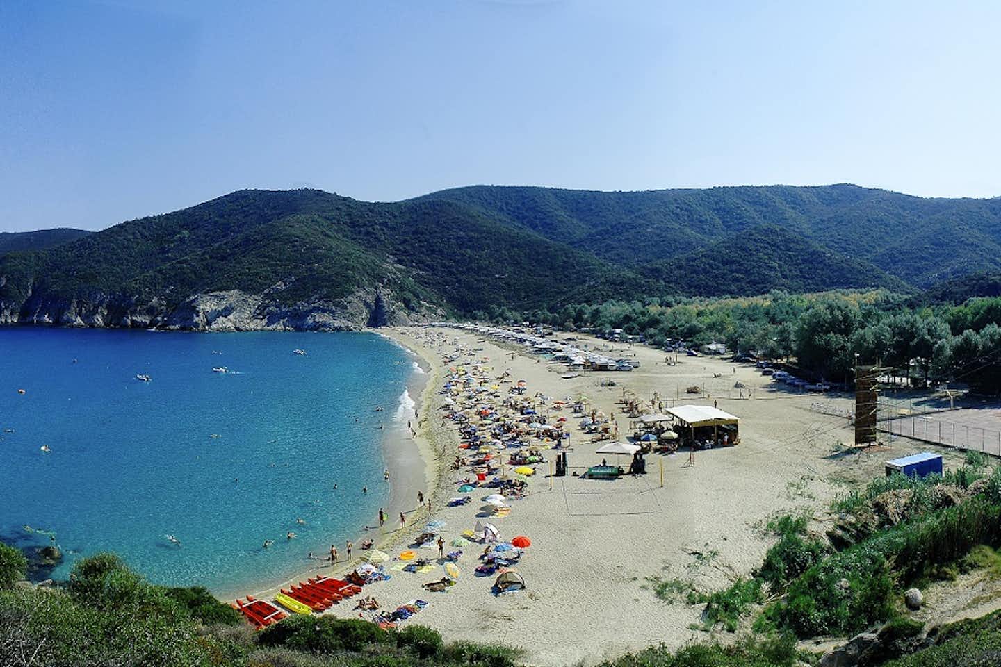 Thalatta Kalamitsi Village - der Strand des Mittelmeeres mit Badegästen in der Nähe des Campingplatzes