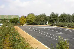 The Apple Camping & Caravan Park - Tennisplatz auf dem Campingplatz