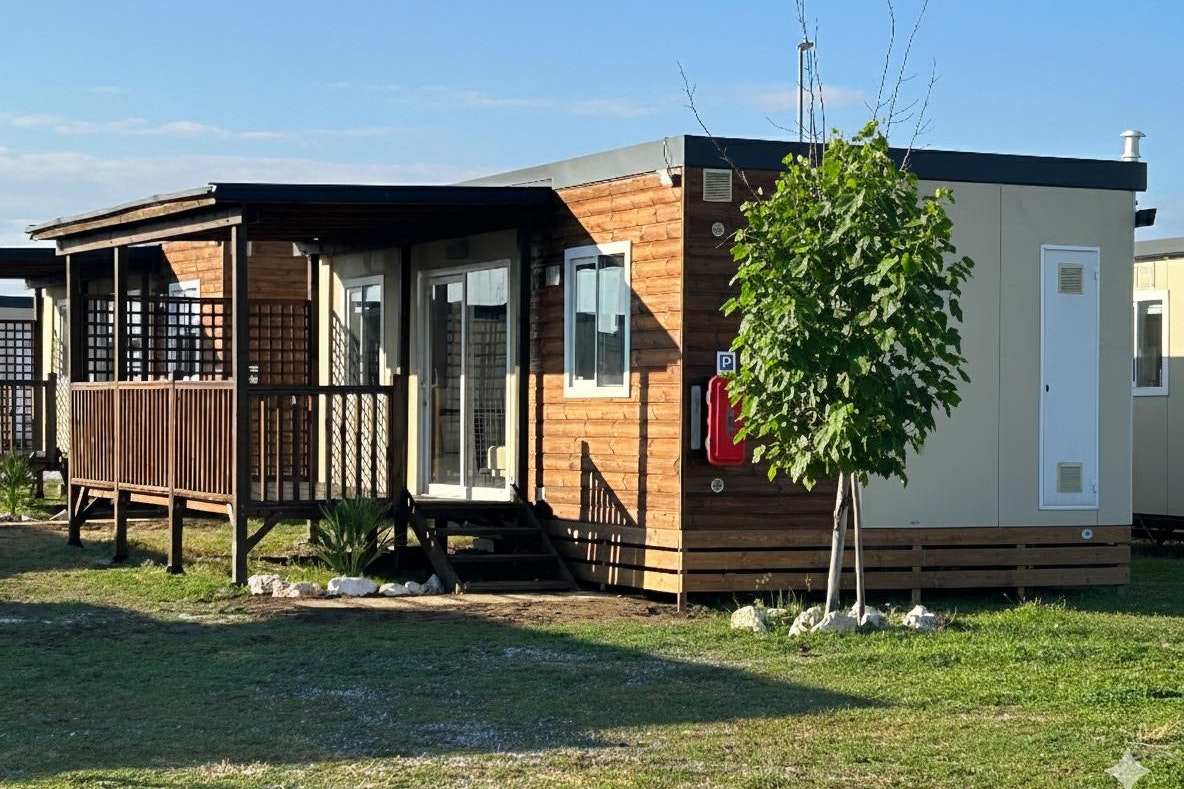 The Beach Camping Village  - Mobilheim mit Terrasse auf dem Campingplatz