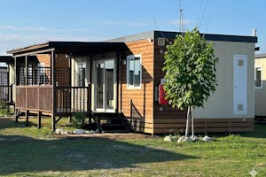 The Beach Camping Village - Mobilheim mit Terrasse auf dem Campingplatz