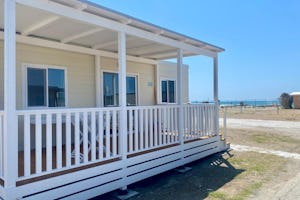 The Beach Camping Village - Mobilheim mit Terrasse auf dem Campingplatz