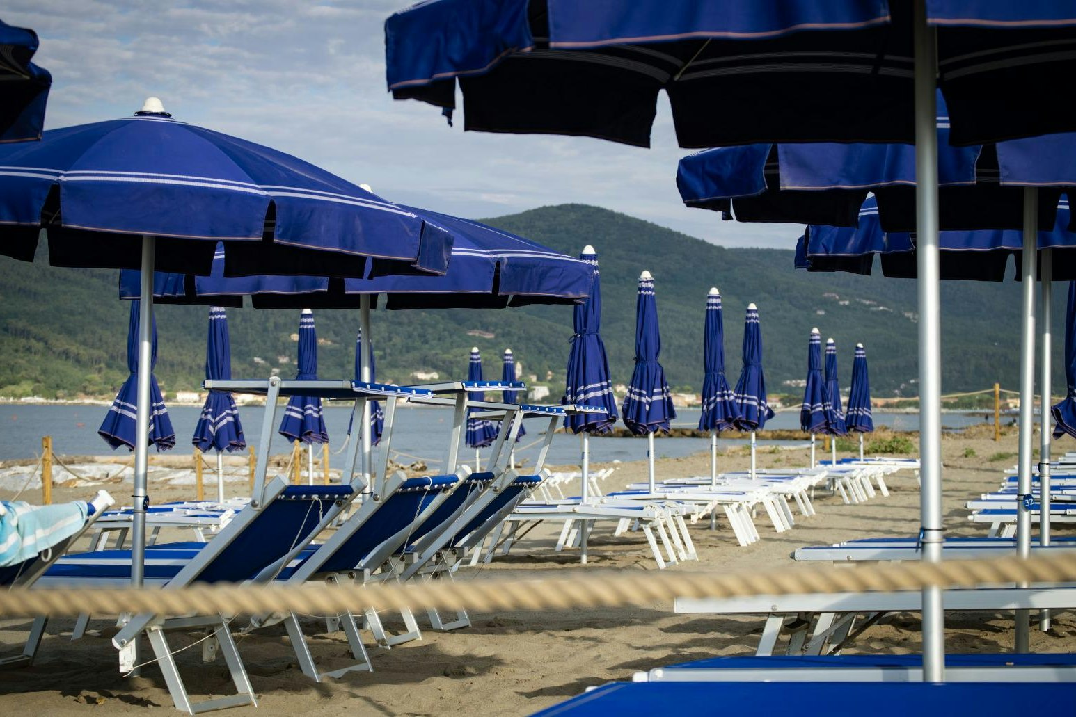 The Beach Camping Village - Liegestühle und Sonnenschirme am Strand