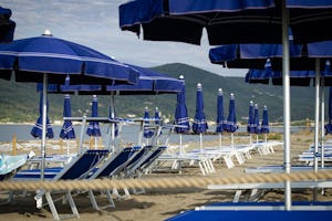 The Beach Camping Village - Liegestühle und Sonnenschirme am Strand