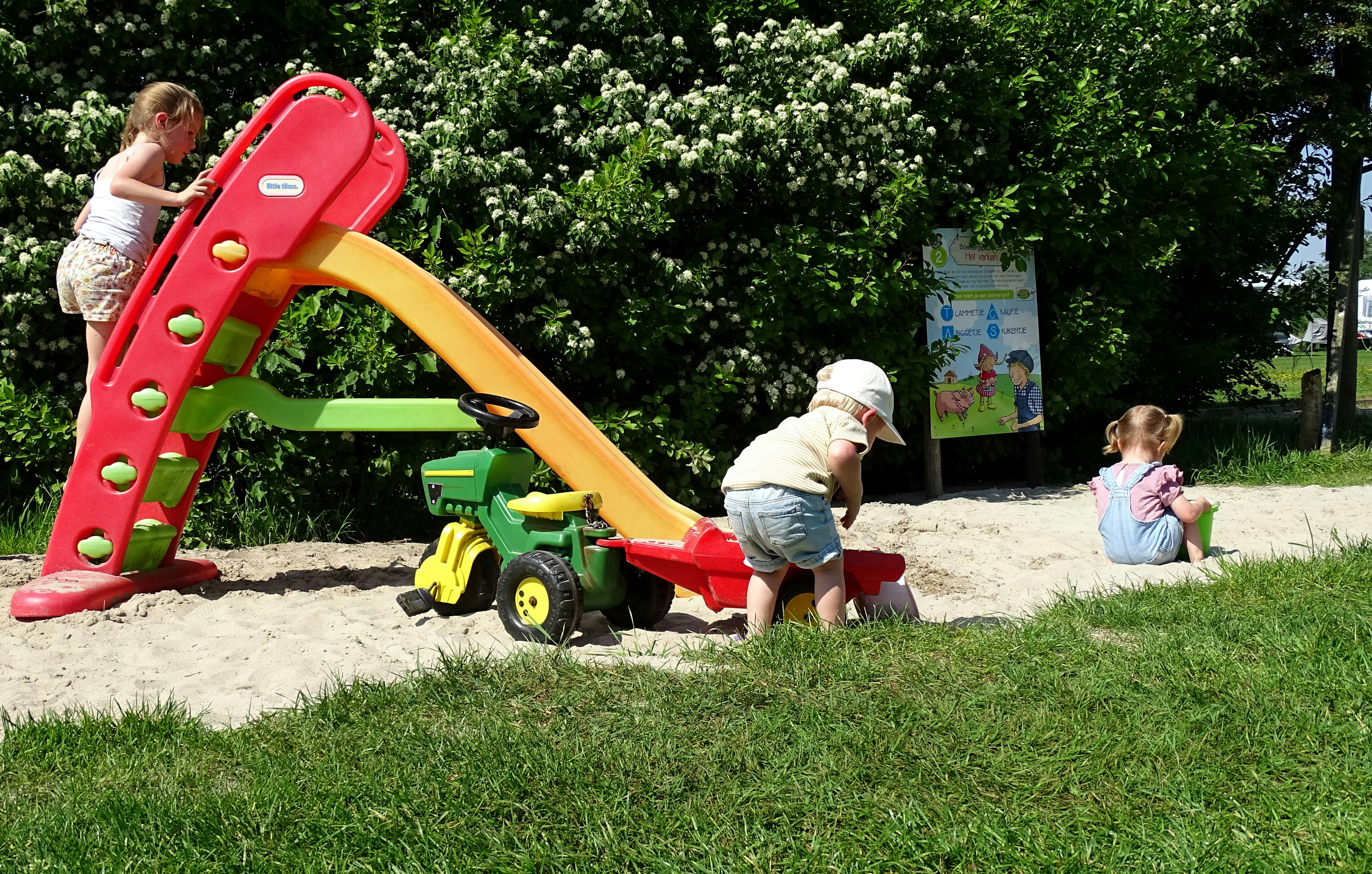 De Regge-Vallei  The Regge-Vallei - Kinder spielen an Rutsche im Sand