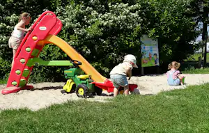 De Regge-Vallei The Regge-Vallei - Kinder spielen an Rutsche im Sand