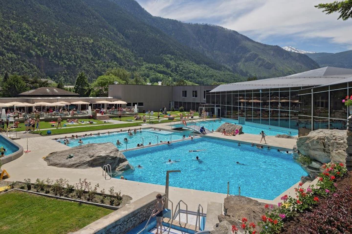 Thermal-Camping Brigerbad - Gäste im Pool mit Blick auf die Alpen