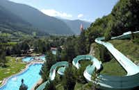 Thermal-Camping Brigerbad - Gäste im Pool und Wasserrutsche mit Blick auf die Alpen