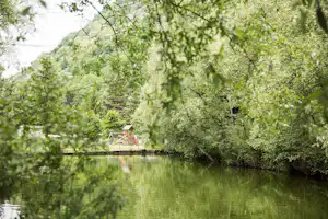 Thermal-Camping Brigerbad - Spielplatz des Campingplatzes am Wasser