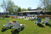 Thermal Camping Pápa  -  Pool mit Liegestühlen in der Sonne auf grüner Wiese