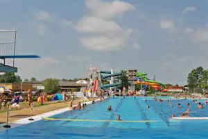 Thermal Camping Pápa - Pool vom Campingplatz mit Wasserrutsche