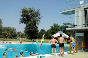 Thermal Camping Pápa - Aktivität am Pool vom Campingplatz