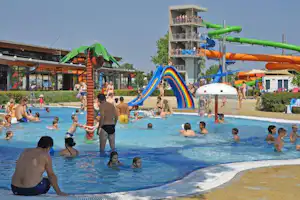 Thermal Camping Pápa - Kinderbecken und Wasserrutsche am Pool vom Campingplatz