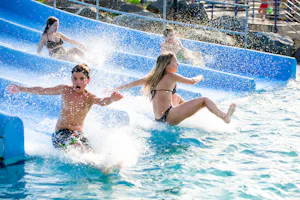 Thermal Camping Sárvár - Badegäste auf den Rutschen des Schwimmbads