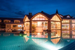 Thermal Camping Sárvár - Blick auf Glasfront des Schwimmbads mit Aussenbereich des Schwimmbads im Vordergrund