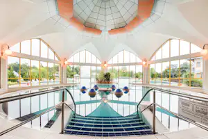 Thermal Camping Sárvár - Indoorpool mit großer Glasfront und Blick ins Freie