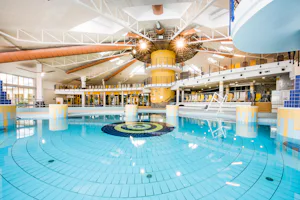 Thermal Camping Sárvár - Innebreich des SChwimmbads mit vielen Liege-und Sitzmöglichkeiten