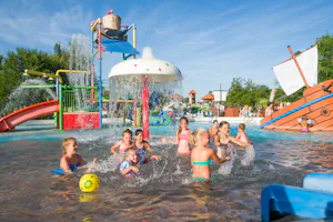 Thermal Camping Sárvár - Kinder im Planschbecken