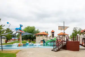 Thermal Camping Sárvár - Kinderbereich der Poollandschaft mit Burg und Piratenschiff