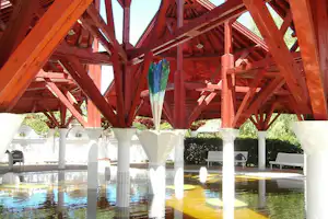 Thermalcamping Castrum Nagyatád - Holzpavillon mit Teich und Bänken