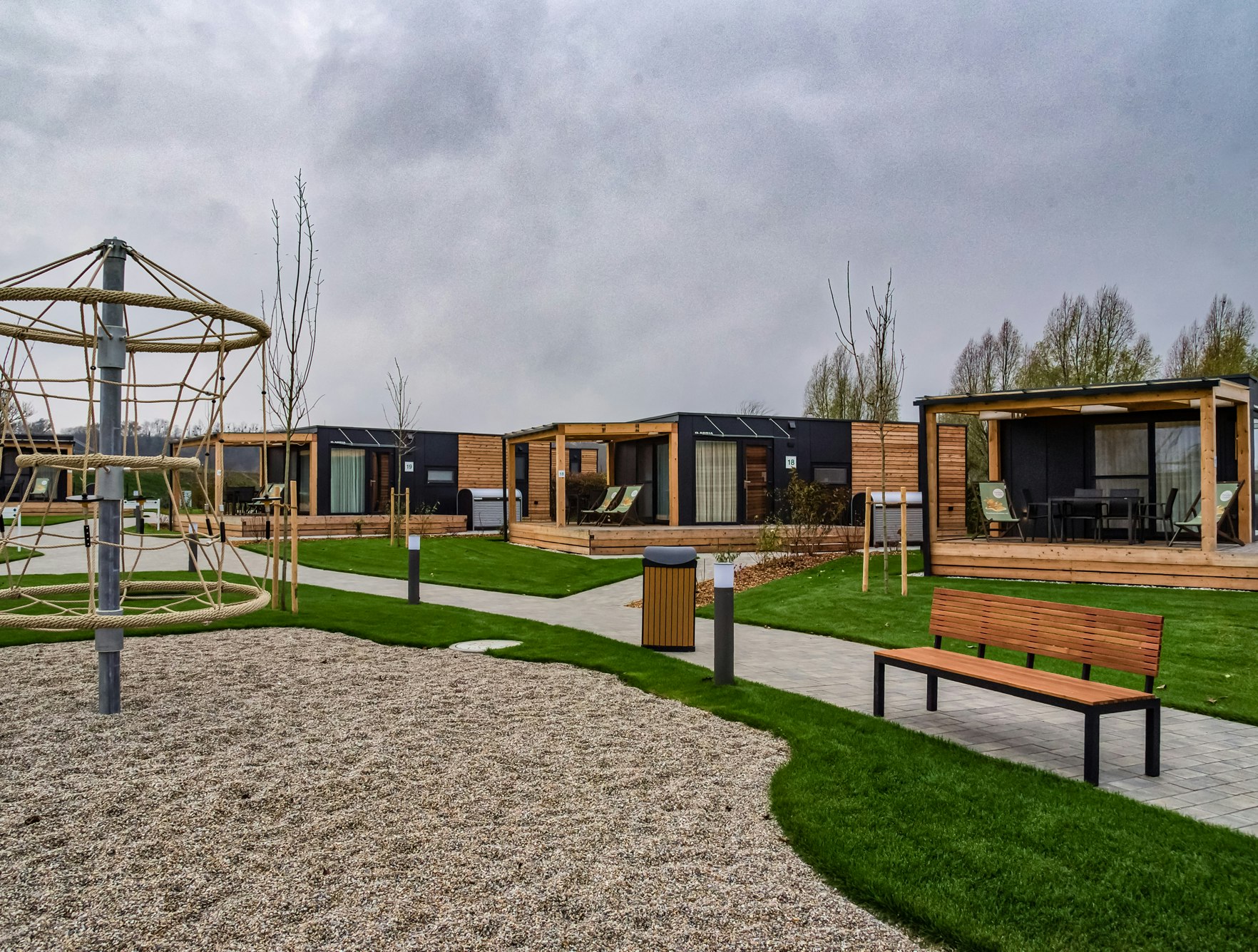 Thermen Chalets - Außenbereich des Campingplatzes mit Spielplatz