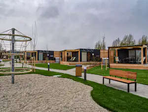 Thermen Chalets - Außenbereich des Campingplatzes mit Spielplatz