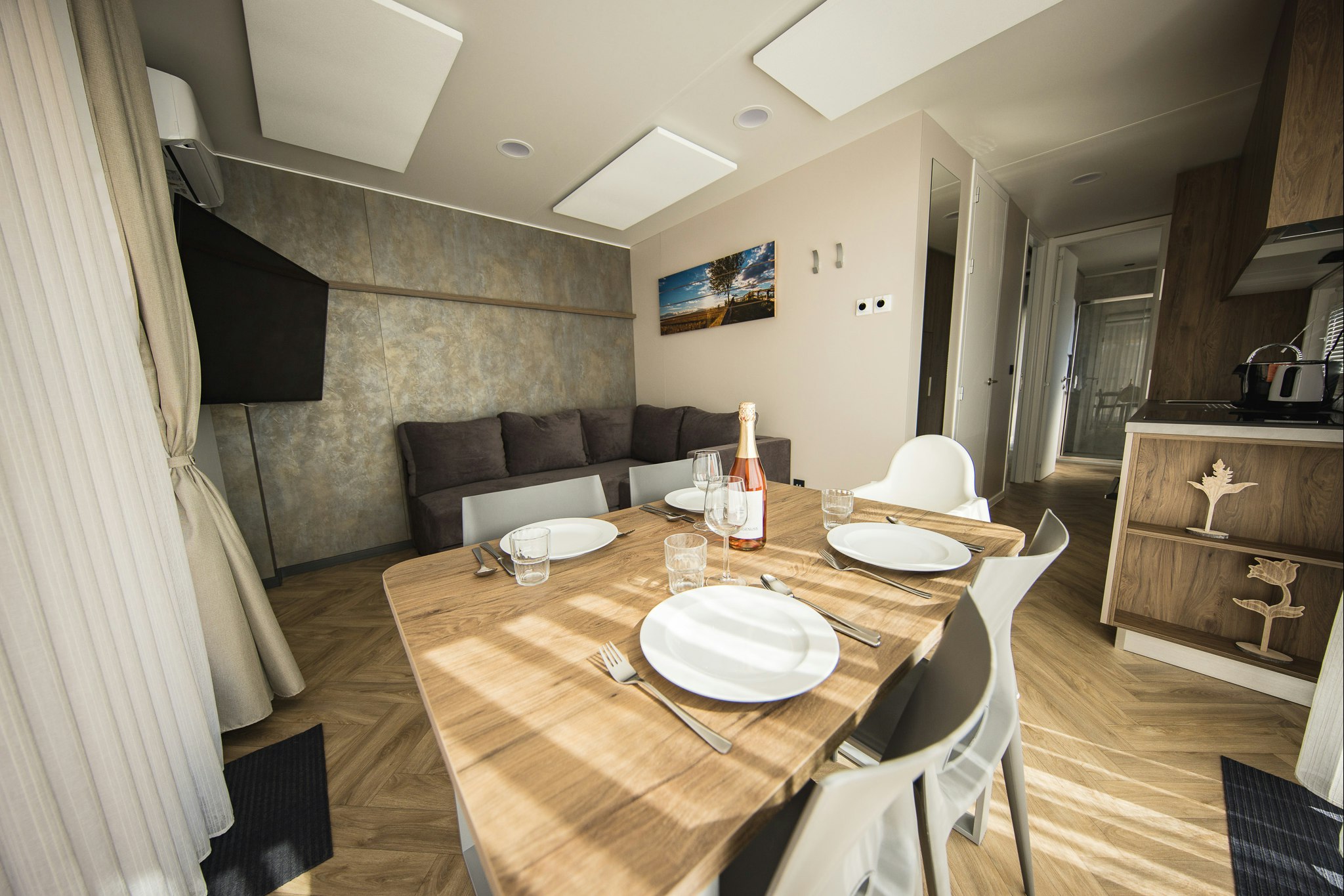 Thermen Chalets - Innenansicht eines Mobilheims mit Wohn- und Essbereich