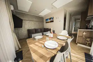 Thermen Chalets - Innenansicht eines Mobilheims mit Wohn- und Essbereich