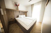 Thermen Chalets - Schlafzimmer mit Doppelbett in einem Mobilheim