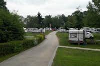 Thermen-Land-Camping Fürstenfeld -  Wohnwagenstellplätze im Grünen auf dem Campingplatz