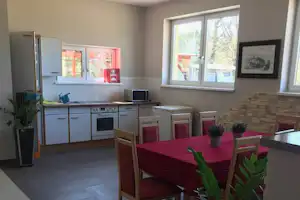 Thermen-Land-Camping Fürstenfeld - Küche und Esstisch für Camper