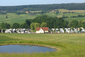 Thermenland Camping Bad Waltersdorf - Blick auf den Campingplatz im Grünen